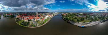 Panorama 360. Wroclaw havadan görünümü: Ostrow Tumski, St John Katedrali Vaftizci ve Kutsal Haç Ve St Bartholomew Koleji Kilisesi