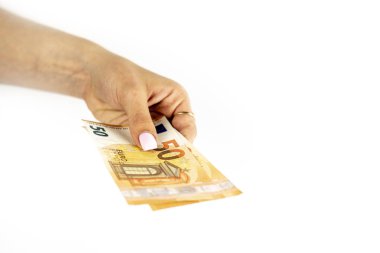 Beyaz izole arka plan üzerinde euro banknot tutan tanınmaz bir kadın el Kırpılmış atış