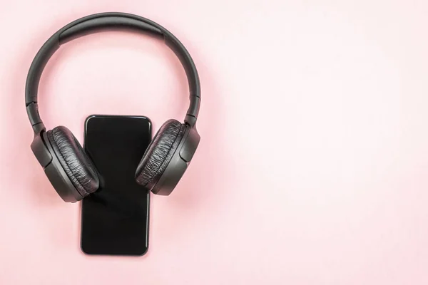 Közeli Fel Okos Telefon Fejhallgató Rózsaszín Háttér Felülnézet Zenehallgatáshoz — Stock Fotó