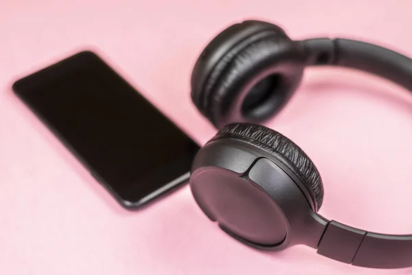 Közeli Fel Okos Telefon Fejhallgató Rózsaszín Háttér Felülnézet Zenehallgatáshoz — Stock Fotó