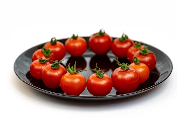 在白色背景上隔离的黑色盘子中的番茄 红色西红柿在白色背景上的组成 文本的位置 — 图库照片