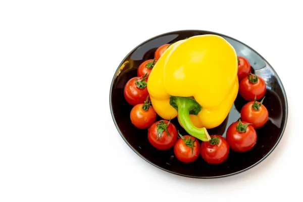 Pimenta Doce Amarela Com Tomates Uma Placa Preta Isolada Fundo — Fotografia de Stock