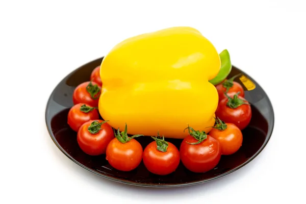 Gele Zoete Peper Met Tomaten Een Zwarte Plaat Geïsoleerd Witte — Stockfoto