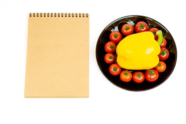 Yellow Sweet Pepper Tomatoes Black Plate Isolated White Background Notepad — Stockfoto