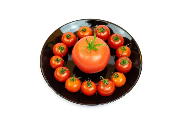 Tomates Uma Placa Preta Isolada Fundo Branco Composição Tomates Vermelhos — Fotografia de Stock