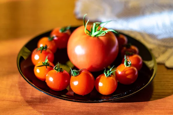 Tomates Vermelhos Uma Placa Preta Mesa Cozinha — Fotografia de Stock