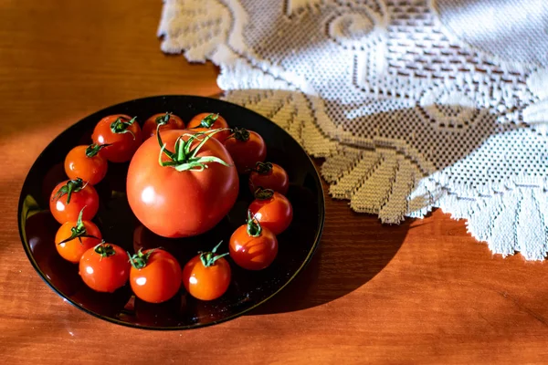 Tomates Vermelhos Uma Placa Preta Mesa Cozinha — Fotografia de Stock