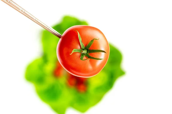 番茄在勺子上 背景是模糊的五颜六色的蔬菜 五颜六色的构图 — 图库照片