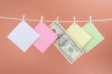 Renkli kağıt kartları ve para asılı halat kahverengi arka plan üzerinde izole. Metniniz için yer.