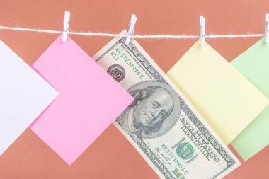 Renkli kağıt kartları ve para asılı halat kahverengi arka plan üzerinde izole. Metniniz için yer.