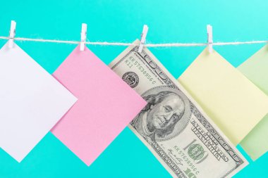 Renkli kağıt kartları ve para mavi arka plan izole ip asılı. Metniniz için yer.