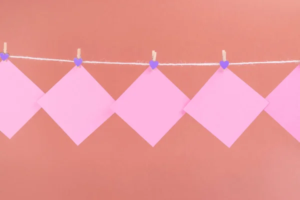 Kahverengi Arka Plan Üzerinde Izole Clothespins Ile Clothesline Üzerinde Pembe — Stok fotoğraf