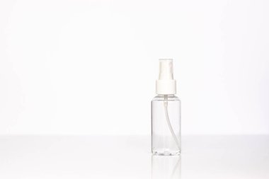 Güzellik kozmetik cam şişesi; markalama alay; pastel beyaz arka plan üzerinde ön görünüm. Uçucu yağ için paket.