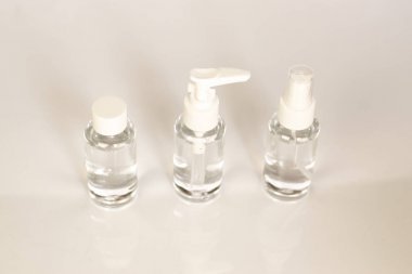 Güzellik kozmetik cam şişesi; markalama alay; pastel beyaz arka plan üzerinde ön görünüm. Uçucu yağ için paket.