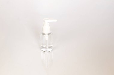 Güzellik kozmetik cam şişesi; markalama alay; pastel beyaz arka plan üzerinde ön görünüm. Uçucu yağ için paket.