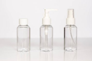 Güzellik kozmetik cam şişesi; markalama alay; pastel beyaz arka plan üzerinde ön görünüm. Uçucu yağ için paket.