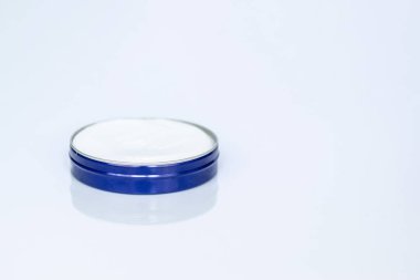 Işık sabah ışınları pastel mavi arka plan üzerinde güzellik kremcam kavanoz. Yüz ve vücut lüks kil maskesi krem. Cilt bakımı kozmetik kavramı, spa ve sağlıklı yaşam merkezi, yüz bakımı.