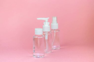 Güzellik kozmetik cam şişesi; markalama alay; pastel pembe arka plan ön görünüm. Uçucu yağ için paket.