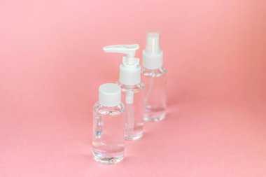 Güzellik kozmetik cam şişesi; markalama alay; pastel pembe arka plan ön görünüm. Uçucu yağ için paket.