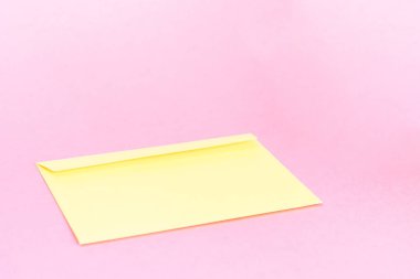 Güzellik sarı zarf; markalama alay; pastel pembe arka plan üzerinde ön görünüm.