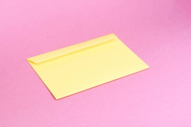 Güzellik sarı zarf; markalama alay; pastel pembe arka plan üzerinde ön görünüm.