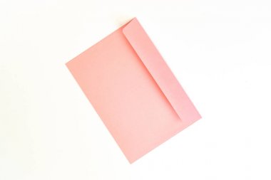 Güzellik pembe zarf; markalama alay; Beyaz arka planda üstte görünüm. 