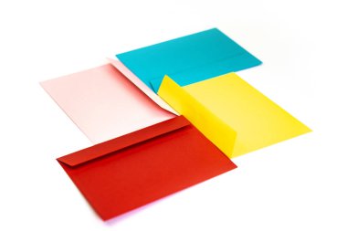 Masadaki farklı renkli zarflar. Arka plan olarak çok renkli zarflar ve harfler