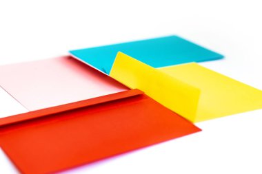 Masadaki farklı renkli zarflar. Arka plan olarak çok renkli zarflar ve harfler