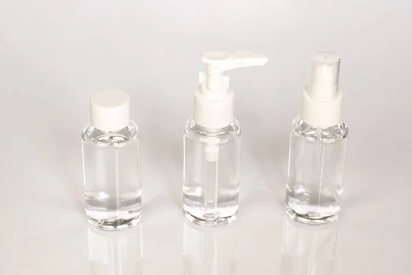 Skleněné Láhve Kosmetické Kosmetiky Značkové Značky Čelní Pohled Pastelově Bílé — Stock fotografie