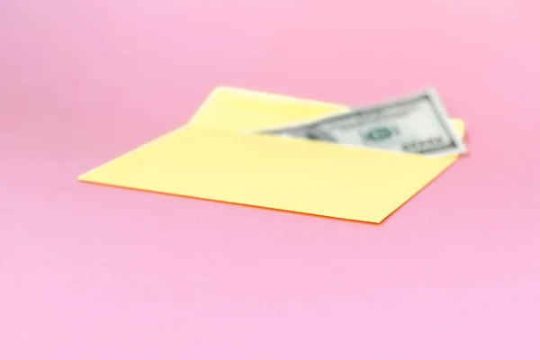 Κλείσιμο Των Χρημάτων Κίτρινο Φάκελο Βρίσκεται Παστέλ Ροζ Φόντο Επωνυμία — Φωτογραφία Αρχείου