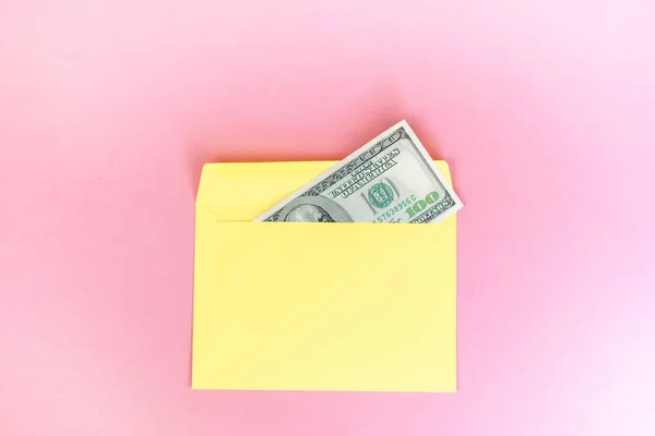 Κλείσιμο Των Χρημάτων Κίτρινο Φάκελο Βρίσκεται Παστέλ Ροζ Φόντο Επωνυμία — Φωτογραφία Αρχείου
