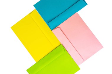 Masadaki farklı renkli zarflar. Arka plan olarak çok renkli zarflar ve harfler