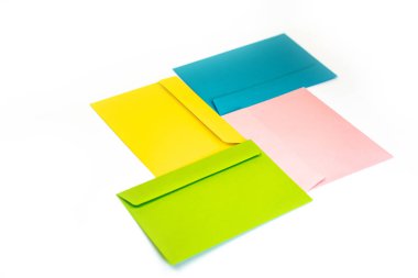 Masadaki farklı renkli zarflar. Arka plan olarak çok renkli zarflar ve harfler