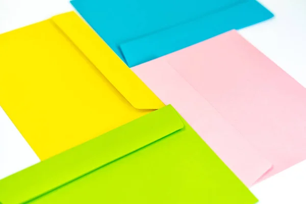테이블에 색깔의 배경으로 봉투와 — 스톡 사진