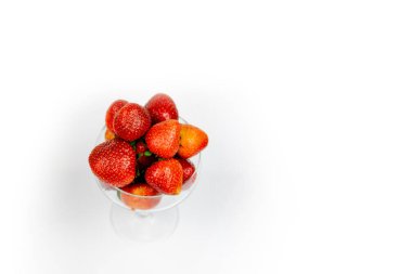 Beyaz arka plan üzerinde izole bir cam, taze meyve çilek.