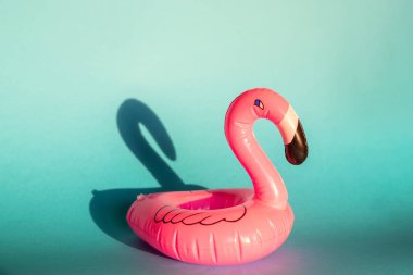Dev şişme Flamingo bir mavi arka plan, havuz float partisi, trendy yaz kavramı üzerinde