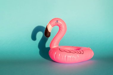 Dev şişme Flamingo bir mavi arka plan, havuz float partisi, trendy yaz kavramı üzerinde