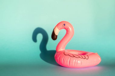 Dev şişme Flamingo bir mavi arka plan, havuz float partisi, trendy yaz kavramı üzerinde