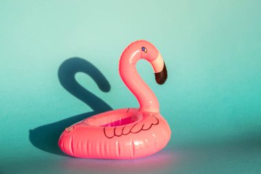 Dev şişme Flamingo bir mavi arka plan, havuz float partisi, trendy yaz kavramı üzerinde