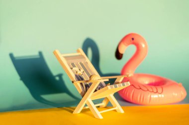 Şişme Flamingo ve mavi bir arka plan üzerinde şezlong, havuz float parti, trendy yaz konsepti