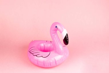 Dev şişme Flamingo üzerinde pembe bir arka plan, havuz float partisi, trendy yaz konsepti