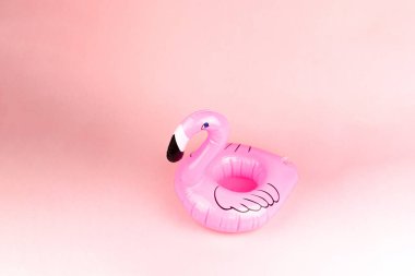 Dev şişme Flamingo üzerinde pembe bir arka plan, havuz float partisi, trendy yaz konsepti