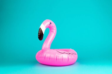 Dev şişme Flamingo bir mavi arka plan, havuz float partisi, trendy yaz kavramı üzerinde