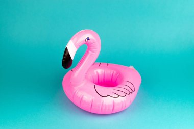 Dev şişme Flamingo bir mavi arka plan, havuz float partisi, trendy yaz kavramı üzerinde