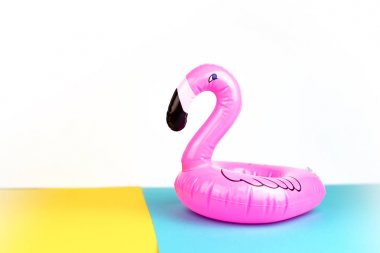Renkli bir arka plan üzerinde Dev şişme Flamingo, havuz float parti, trendy yaz konsepti