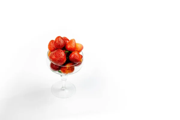 Vers Fruit Aardbei Een Glazen Glas Geïsoleerd Witte Achtergrond — Stockfoto