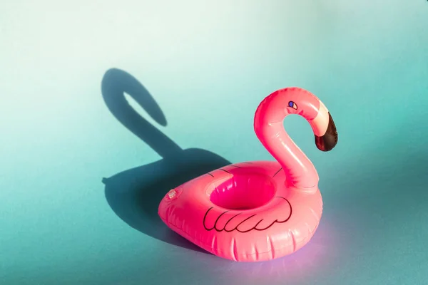 Obří Nafukovací Flamingo Modrém Pozadí Plovoucí Bazénové Mondénního Koncept — Stock fotografie