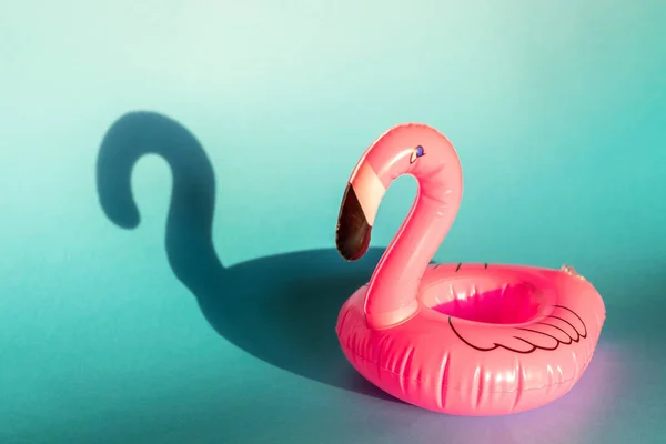 Obří Nafukovací Flamingo Modrém Pozadí Plovoucí Bazénové Mondénního Koncept — Stock fotografie