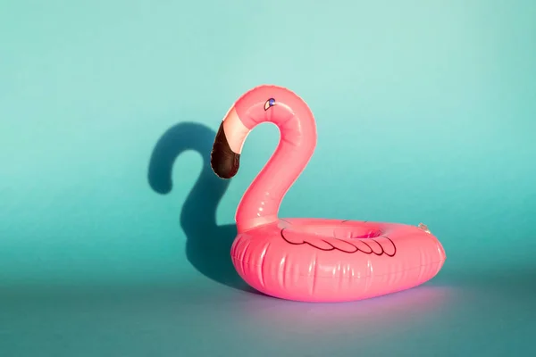 Gigantische Opblaasbare Flamingo Een Blauwe Achtergrond Zwembad Float Party Trendy — Stockfoto