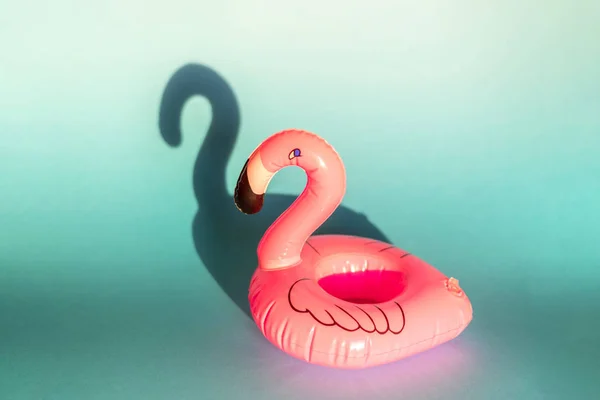 Obří Nafukovací Flamingo Modrém Pozadí Plovoucí Bazénové Mondénního Koncept — Stock fotografie